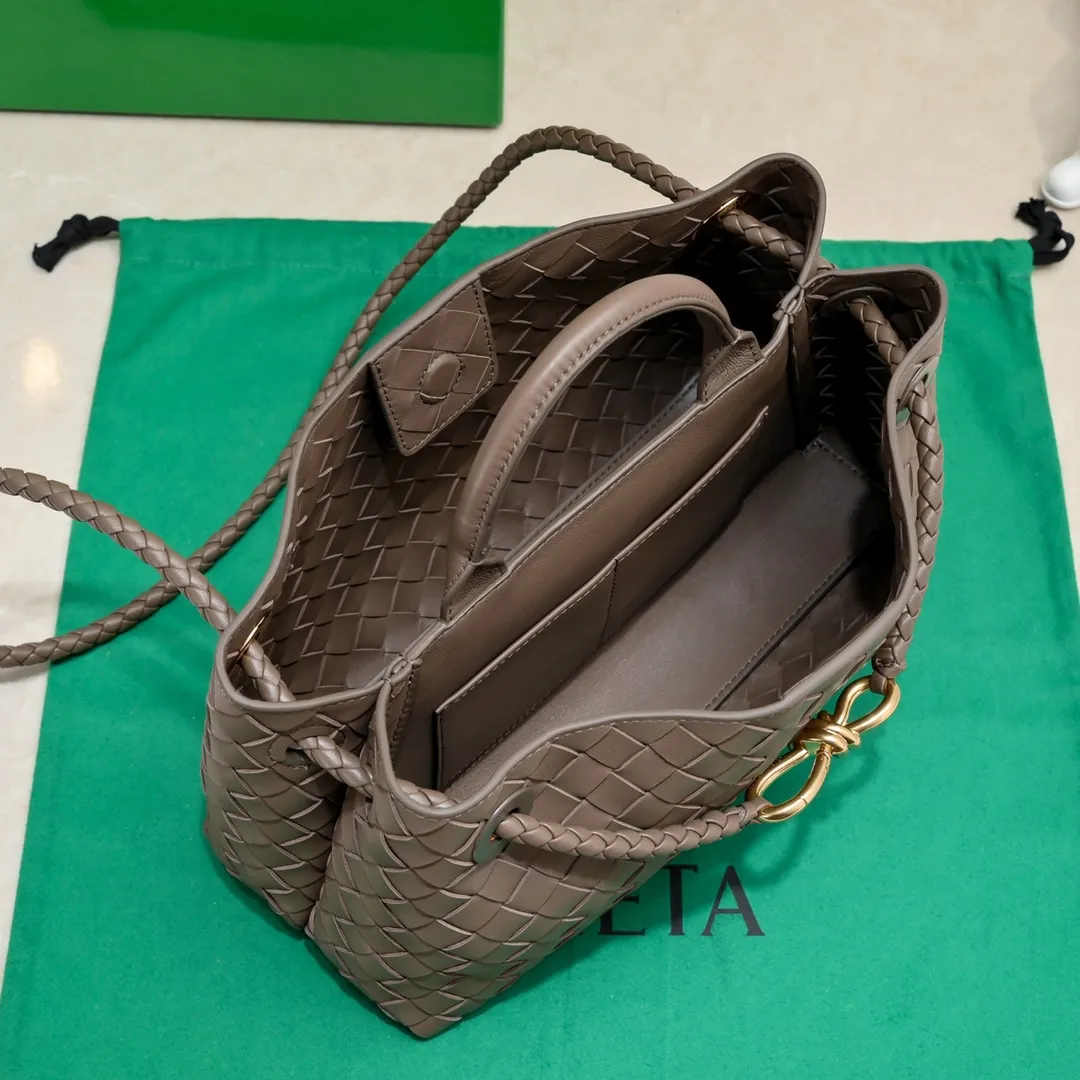 Batch 1960 #Bottega Veneta new horizontal Andiamo handbag, many stars have the same style 🎈 Classic full-body leather weaving with golden rope buckle, stable and chic enough [proud] The whole body is made of Nappa sheep leather, comfortable, soft and dynamic. The sliding metal rope buckle can adjust the shoulder strap, single shoulder / handbag / crossbody, multiple carrying methods, large bag capacity, suitable for commuting / daily / travel This bag is divided into small/medium/large sizes. There is always one that suits you, so take me with you🎀🎀 Size: 29x18x10 Model: 6463#